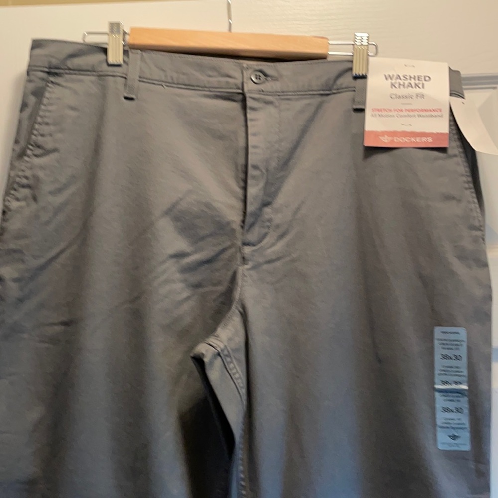 BRAND NEW WITH TAGS! Men’s washed khaki Classic Fit Docker pants. Grey. 38x30